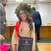 Dottoressa in giurisprudenza, praticante notaio, studentessa alla Scuola Notarile Napoletana, impartisce lezioni di diritto civile